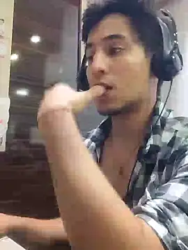 Snapshot of GamerQuinn chatting on 12-21-24, 10:40 GamerQuinn online show from 12-21-24, 10:40