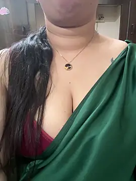 Snapshot of Akhi_Akshaya chatting on 12-23-24, 10:32 Akhi Akshaya online show from 12-23-24, 10:32