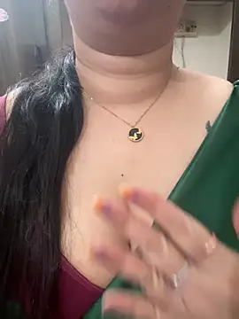 Snapshot of Akhi_Akshaya chatting on 12-23-24, 01:56 Akhi Akshaya online show from 12-23-24, 01:56