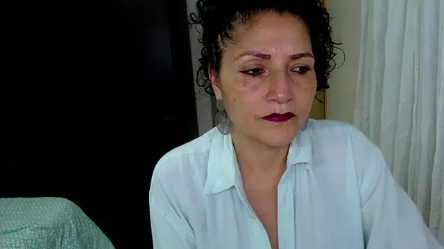 Snapshot of arianna_ros3 chatting on 06-07-26, 01:21 arianna ros3 online show from 06-07-26, 01:21