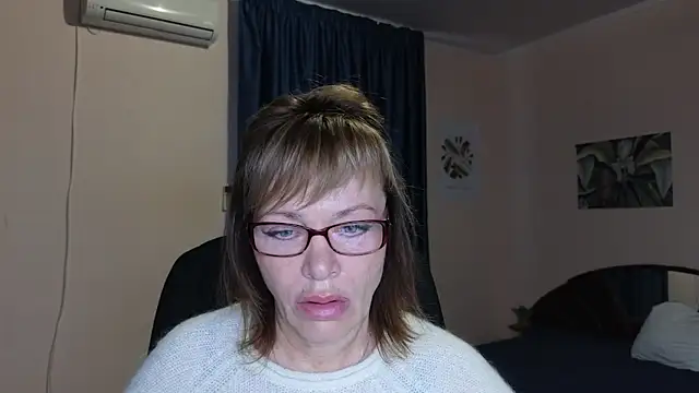 Snapshot of Miss_Moren chatting on 09-28-25, 04:07 Miss Moren online show from 09-28-25, 04:07