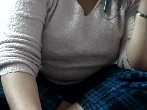 Housewife12 online show from 01-18-25, 06:43