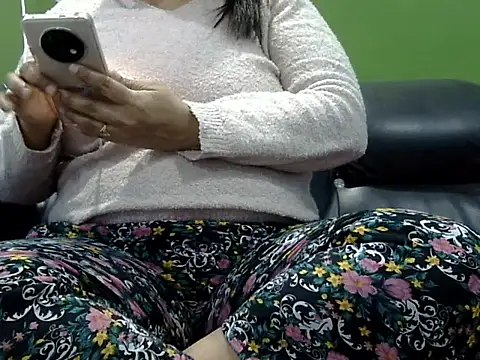 Housewife12 online show from 01-29-25, 06:07