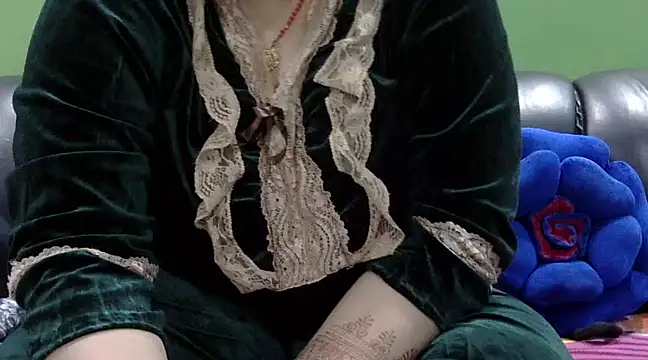 Housewife12 online show from 02-28-25, 08:28