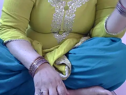 Housewife12 online show from 11-13-25, 07:07