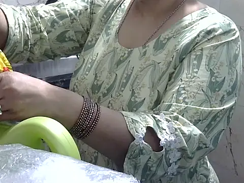 Housewife12 online show from 12-17-25, 07:25