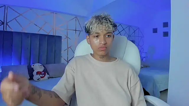 Snapshot of Dominick_jones chatting on 01-09-25, 11:34 Dominick jones online show from 01-09-25, 11:34