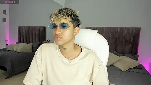 Snapshot of Dominick_jones chatting on 01-19-25, 01:33 Dominick jones online show from 01-19-25, 01:33