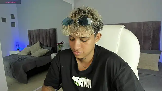 Snapshot of Dominick_jones chatting on 01-20-25, 11:10 Dominick jones online show from 01-20-25, 11:10