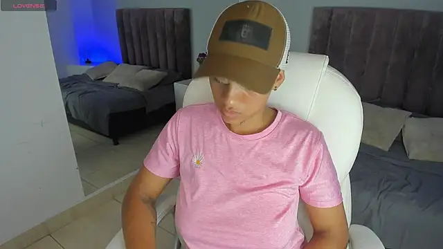 Snapshot of Dominick_jones chatting on 01-23-25, 01:30 Dominick jones online show from 01-23-25, 01:30