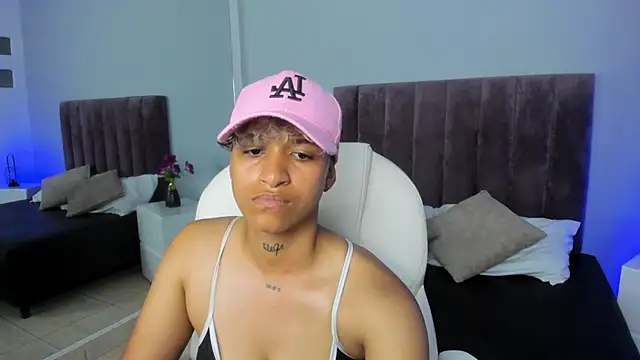 Snapshot of Dominick_jones chatting on 02-07-25, 11:03 Dominick jones online show from 02-07-25, 11:03