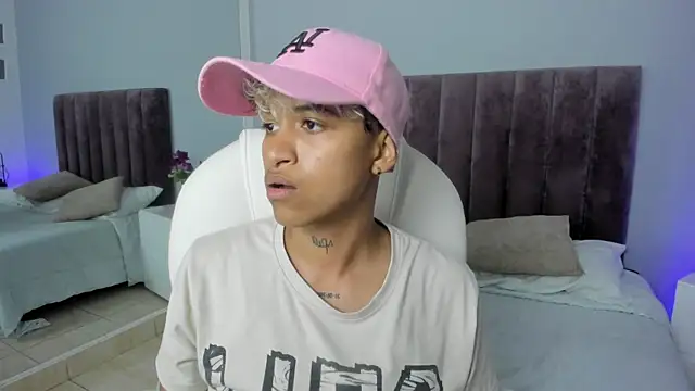 Snapshot of Dominick_jones chatting on 02-08-25, 11:24 Dominick jones online show from 02-08-25, 11:24