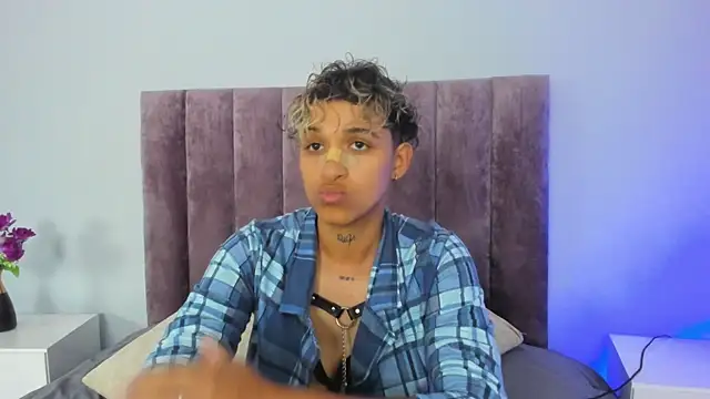 Snapshot of Dominick_jones chatting on 02-13-25, 08:55 Dominick jones online show from 02-13-25, 08:55