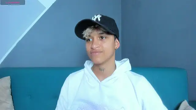 Snapshot of Dominick_jones chatting on 03-06-25, 08:37 Dominick jones online show from 03-06-25, 08:37