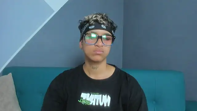 Snapshot of Dominick_jones chatting on 03-18-25, 06:59 Dominick jones online show from 03-18-25, 06:59