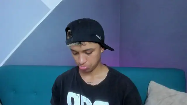 Snapshot of Dominick_jones chatting on 03-19-25, 06:23 Dominick jones online show from 03-19-25, 06:23