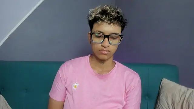 Snapshot of Dominick_jones chatting on 03-20-25, 07:14 Dominick jones online show from 03-20-25, 07:14