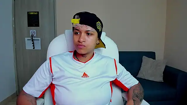 Snapshot of Dominick_jones chatting on 09-10-25, 04:34 Dominick jones online show from 09-10-25, 04:34