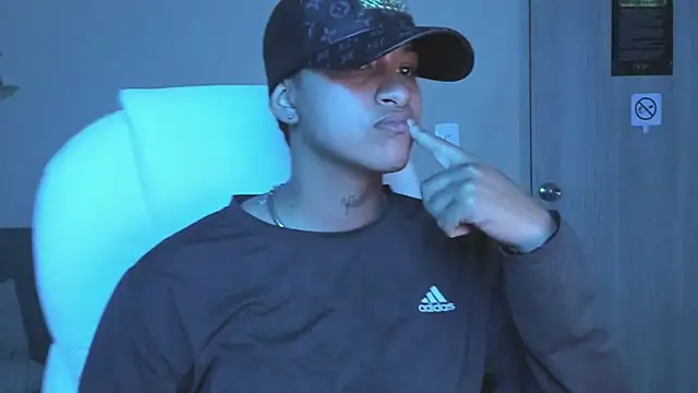 Snapshot of Dominick_jones chatting on 10-06-25, 04:10 Dominick jones online show from 10-06-25, 04:10