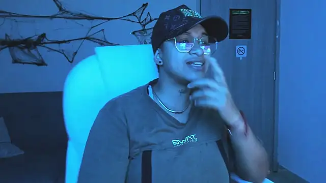 Snapshot of Dominick_jones chatting on 10-07-25, 06:32 Dominick jones online show from 10-07-25, 06:32