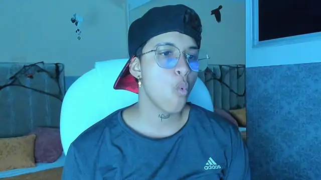 Snapshot of Dominick_jones chatting on 10-15-25, 04:45 Dominick jones online show from 10-15-25, 04:45