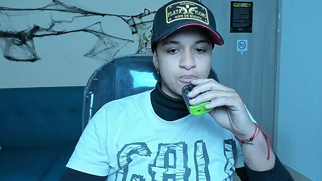 Snapshot of Dominick_jones chatting on 10-21-25, 05:08 Dominick jones online show from 10-21-25, 05:08