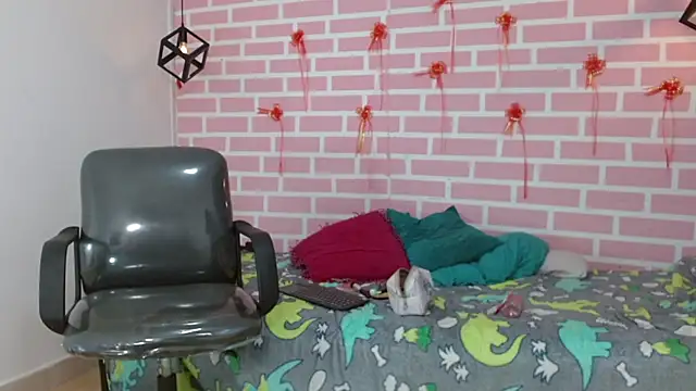 Snapshot of dani-lue chatting on 02-23-25, 12:27 dani-lue online show from 02-23-25, 12:27