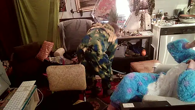 Snapshot of SilverandFox chatting on 03-21-25, 10:28 SilverandFox online show from 03-21-25, 10:28