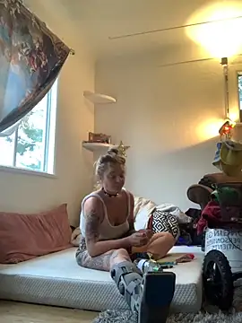 Snapshot of SilverandFox chatting on 10-18-25, 09:59 SilverandFox online show from 10-18-25, 09:59