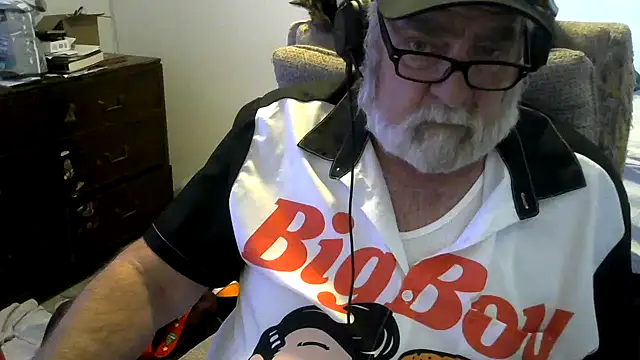 Snapshot of viejo_oso chatting on 12-21-25, 08:16 viejo oso online show from 12-21-25, 08:16