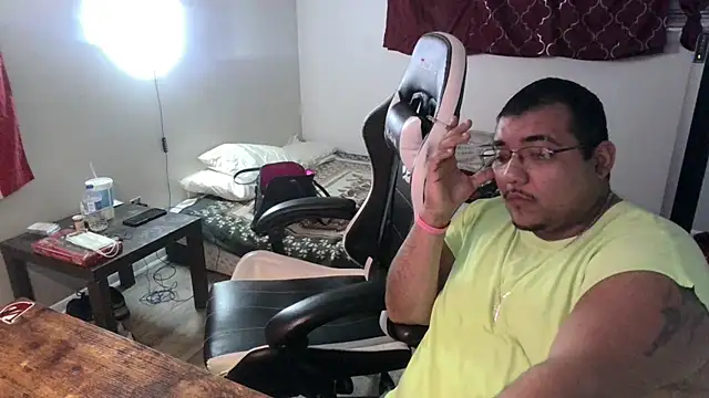 Snapshot of cloudy_couple444 chatting on 12-28-24, 06:06 cloudy couple444 online show from 12-28-24, 06:06