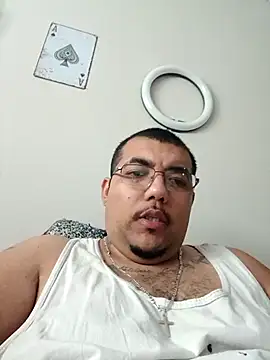 Snapshot of cloudy_couple444 chatting on 09-17-25, 09:38 cloudy couple444 online show from 09-17-25, 09:38