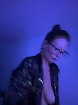 Snapshot of AlessasRoom chatting on 05-19-26, 03:46 AlessasRoom online show from 05-19-26, 03:46