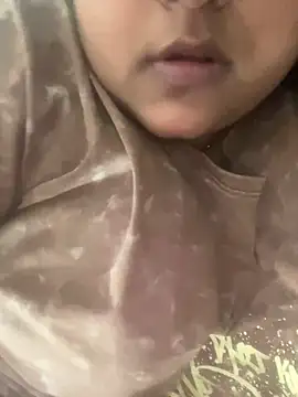 Snapshot of queen_pari chatting on 02-08-25, 05:50 queen pari online show from 02-08-25, 05:50