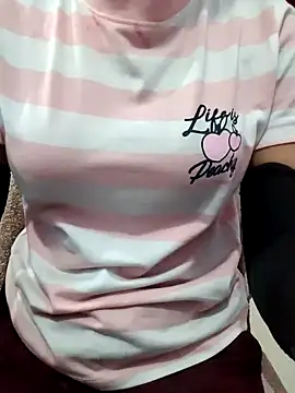 Snapshot of queen_pari chatting on 02-17-25, 12:32 queen pari online show from 02-17-25, 12:32