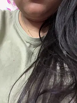 Snapshot of queen_pari chatting on 12-15-25, 07:18 queen pari online show from 12-15-25, 07:18