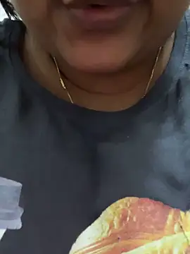 Snapshot of queen_pari chatting on 12-17-25, 06:47 queen pari online show from 12-17-25, 06:47