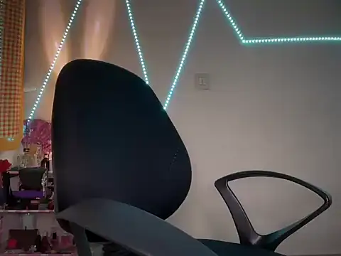 Snapshot of roseofvenom chatting on 03-08-25, 08:57 roseofvenom online show from 03-08-25, 08:57