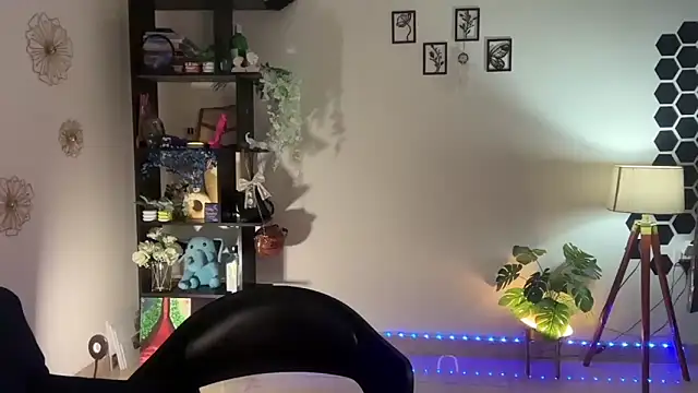 Snapshot of roseofvenom chatting on 11-16-25, 08:47 roseofvenom online show from 11-16-25, 08:47