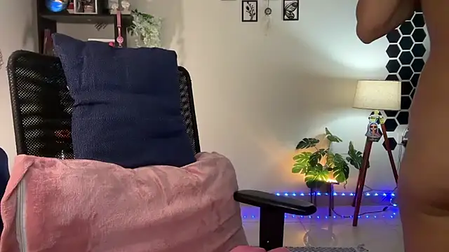 Snapshot of roseofvenom chatting on 12-05-25, 08:38 roseofvenom online show from 12-05-25, 08:38