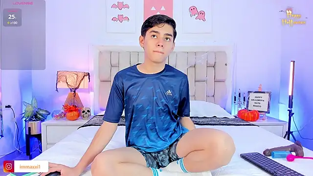 Snapshot of Maxi_little chatting on 10-15-25, 09:04 Maxi little online show from 10-15-25, 09:04