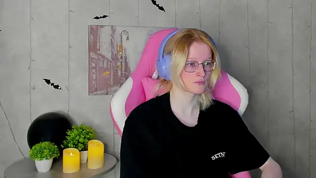 Snapshot of ElizabethHarpper chatting on 11-04-25, 01:05 ElizabethHarpper online show from 11-04-25, 01:05