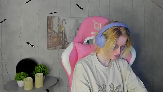 Snapshot of ElizabethHarpper chatting on 11-05-25, 01:27 ElizabethHarpper online show from 11-05-25, 01:27