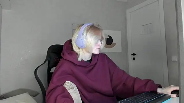 Snapshot of ElizabethHarpper chatting on 11-10-25, 01:15 ElizabethHarpper online show from 11-10-25, 01:15