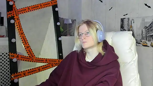 Snapshot of ElizabethHarpper chatting on 11-12-25, 02:01 ElizabethHarpper online show from 11-12-25, 02:01