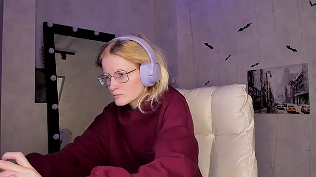 Snapshot of ElizabethHarpper chatting on 11-17-25, 01:11 ElizabethHarpper online show from 11-17-25, 01:11