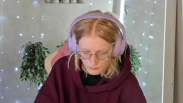 Snapshot of ElizabethHarpper chatting on 11-24-25, 01:05 ElizabethHarpper online show from 11-24-25, 01:05