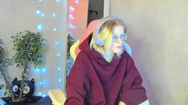 Snapshot of ElizabethHarpper chatting on 12-01-25, 12:59 ElizabethHarpper online show from 12-01-25, 12:59