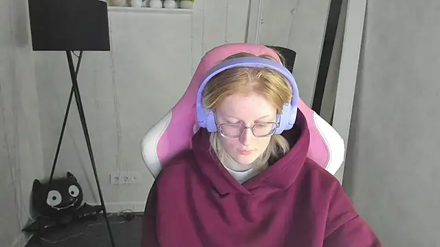 Snapshot of ElizabethHarpper chatting on 12-04-25, 01:04 ElizabethHarpper online show from 12-04-25, 01:04