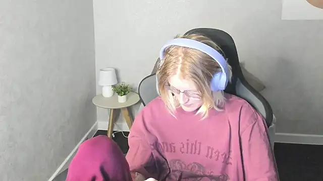 Snapshot of ElizabethHarpper chatting on 12-05-25, 01:14 ElizabethHarpper online show from 12-05-25, 01:14